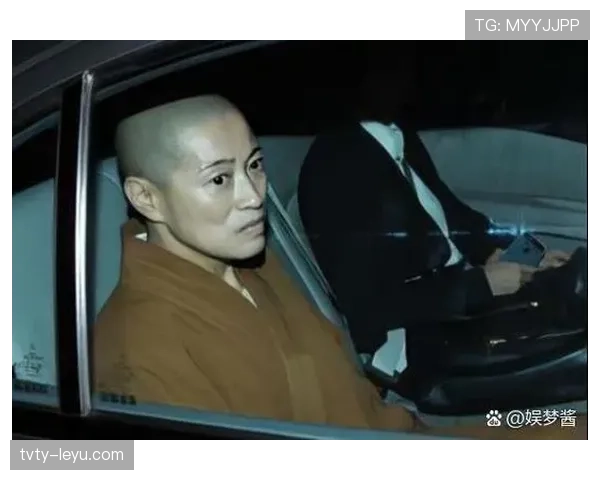 贝林厄姆拎着塑料袋从豪车里下来，笑死，这反差简直离谱