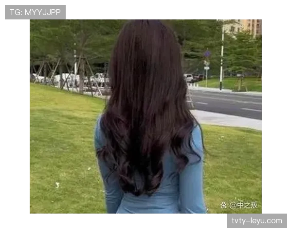 廖秋云闹腾起居室，谁能想到篮球场上那股劲儿在家这么反差？